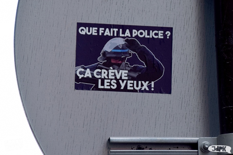 Paris_2022_streetart_sticker (3).jpg