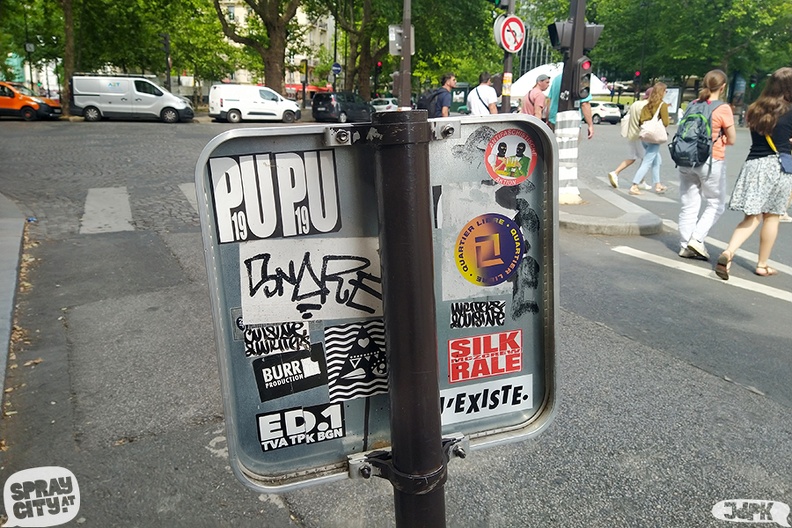Paris_2022_streetart_sticker (7).jpg