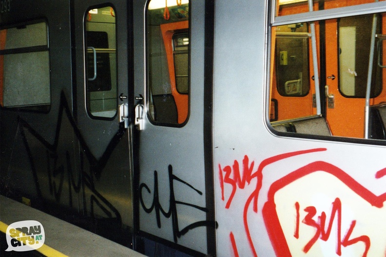 wien_trains_ubahn_1_3_2001.jpg